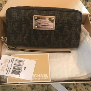 Michael Kors zipper wristlet